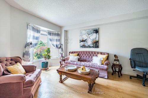 3211 Dovetail Mews, Mississauga, ON - Indoor Photo Showing Living Room