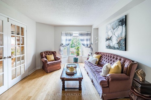 3211 Dovetail Mews, Mississauga, ON - Indoor Photo Showing Living Room