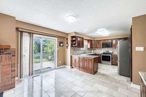 3211 Dovetail Mews, Mississauga, ON - Indoor Photo Showing Kitchen