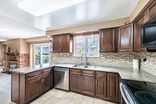 3211 Dovetail Mews, Mississauga, ON - Indoor Photo Showing Kitchen With Double Sink
