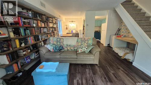 66 Gore Place, Regina, SK - Indoor Photo Showing Living Room