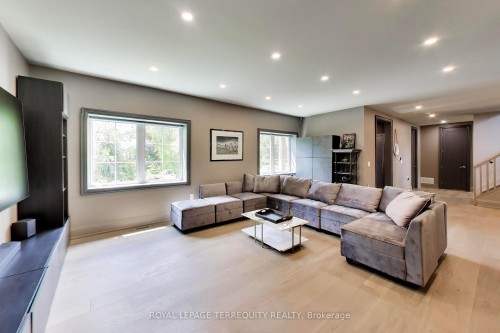 1621 Skyline Drive, Mississauga, ON - Indoor Photo Showing Living Room