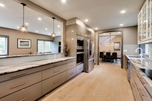 1621 Skyline Drive, Mississauga, ON - Indoor Photo Showing Kitchen With Upgraded Kitchen