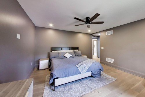 1621 Skyline Drive, Mississauga, ON - Indoor Photo Showing Bedroom