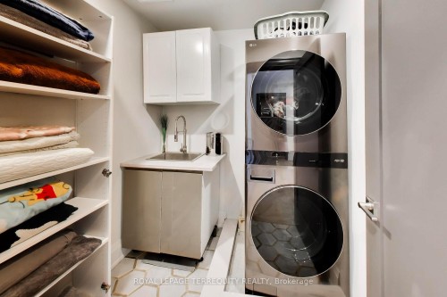 1621 Skyline Drive, Mississauga, ON - Indoor Photo Showing Laundry Room