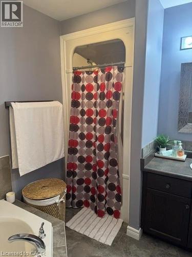 102 Willow Lane, Grimsby, ON - Indoor Photo Showing Bathroom