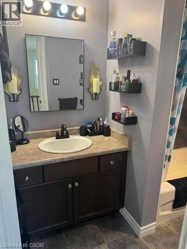 102 Willow Lane, Grimsby, ON - Indoor Photo Showing Bathroom