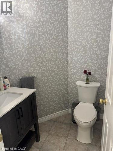 102 Willow Lane, Grimsby, ON - Indoor Photo Showing Bathroom