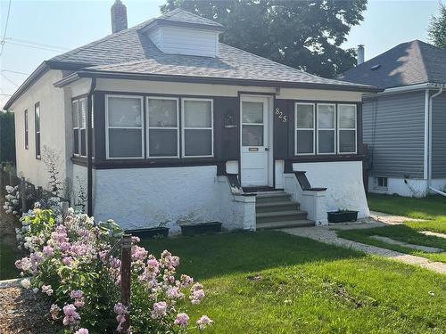 825 5Th Street, Brandon, MB - Outdoor