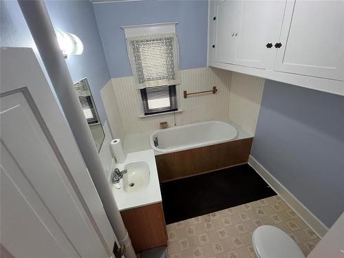 825 5Th Street, Brandon, MB - Indoor Photo Showing Bathroom