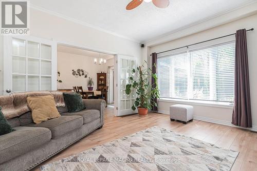 102 Willow Lane, Grimsby, ON - Indoor Photo Showing Living Room