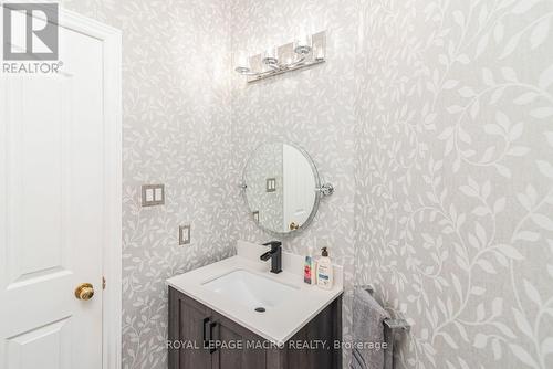 102 Willow Lane, Grimsby, ON - Indoor Photo Showing Bathroom