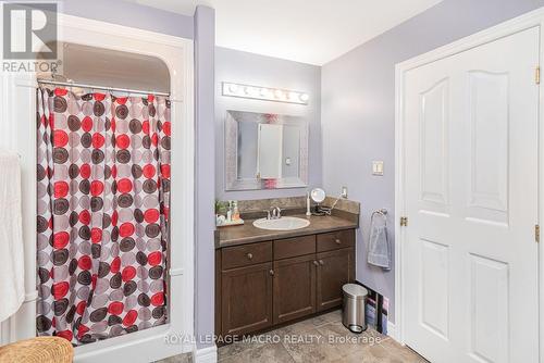 102 Willow Lane, Grimsby, ON - Indoor Photo Showing Bathroom