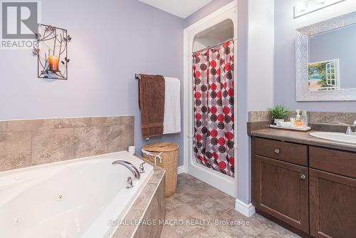 102 Willow Lane, Grimsby, ON - Indoor Photo Showing Bathroom