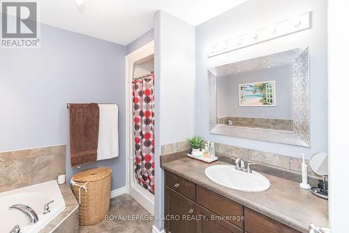 102 Willow Lane, Grimsby, ON - Indoor Photo Showing Bathroom