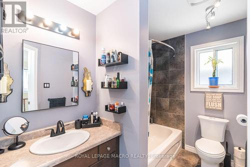 102 Willow Lane, Grimsby, ON - Indoor Photo Showing Bathroom
