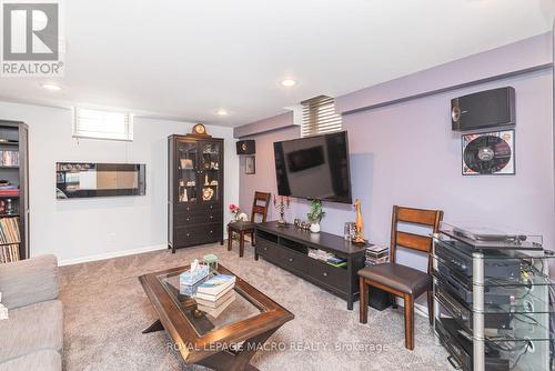 102 Willow Lane, Grimsby, ON - Indoor Photo Showing Living Room