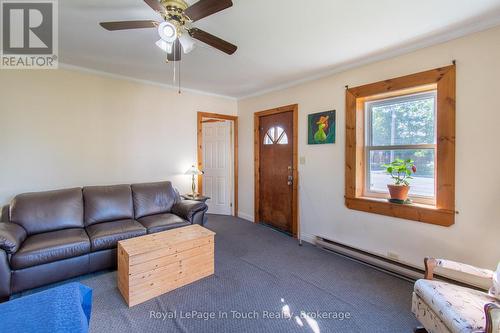 8 Conc 5 Road W, Tiny (Wyevale), ON - Indoor Photo Showing Living Room