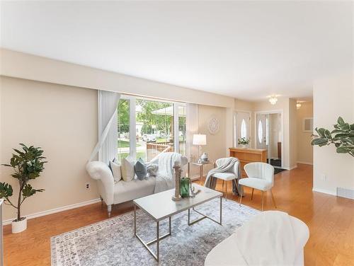 60 Kersey Bay, Winnipeg, MB - Indoor Photo Showing Living Room
