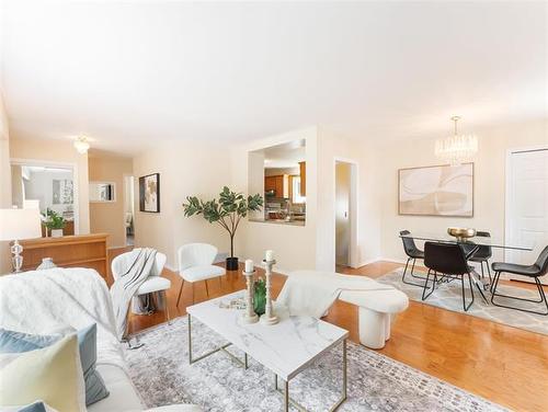 60 Kersey Bay, Winnipeg, MB - Indoor Photo Showing Living Room