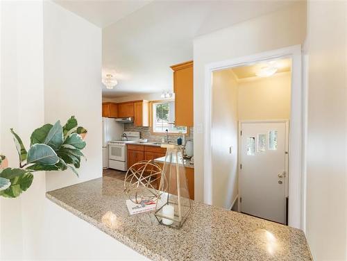 60 Kersey Bay, Winnipeg, MB - Indoor Photo Showing Kitchen