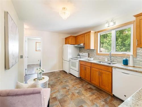 60 Kersey Bay, Winnipeg, MB - Indoor Photo Showing Kitchen With Double Sink