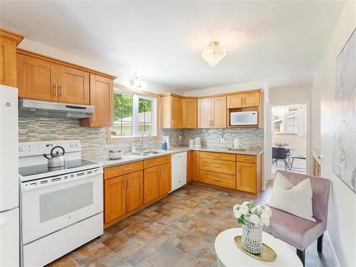 60 Kersey Bay, Winnipeg, MB - Indoor Photo Showing Kitchen