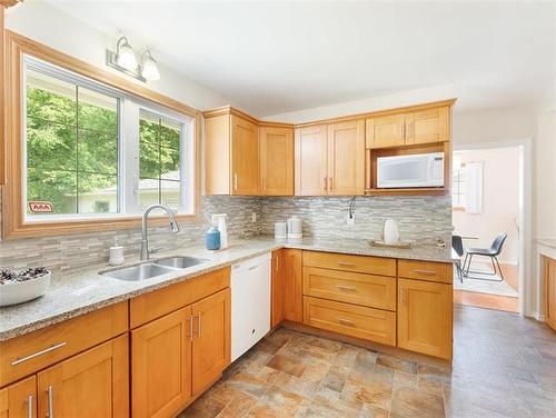60 Kersey Bay, Winnipeg, MB - Indoor Photo Showing Kitchen With Double Sink