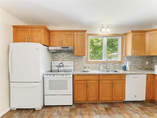 60 Kersey Bay, Winnipeg, MB - Indoor Photo Showing Kitchen With Double Sink