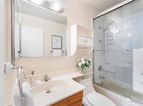 60 Kersey Bay, Winnipeg, MB - Indoor Photo Showing Bathroom