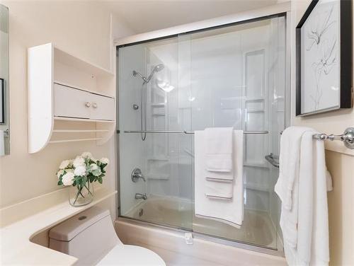 60 Kersey Bay, Winnipeg, MB - Indoor Photo Showing Bathroom