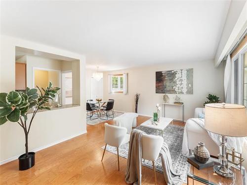 60 Kersey Bay, Winnipeg, MB - Indoor Photo Showing Living Room