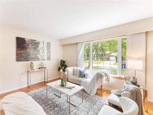 60 Kersey Bay, Winnipeg, MB - Indoor Photo Showing Living Room