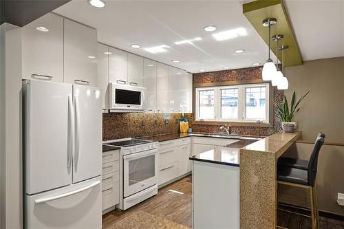 67 Greenlea Cove, Winnipeg, MB - Indoor Photo Showing Kitchen With Upgraded Kitchen