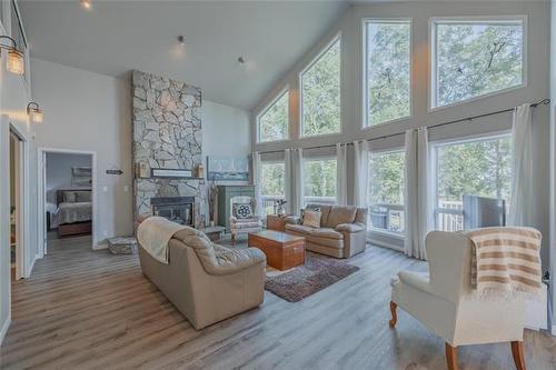 41 Brayden Dr, Arnes, MB - Indoor Photo Showing Living Room With Fireplace
