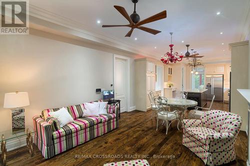 2 Bond Avenue, Toronto, ON - Indoor