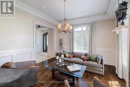 2 Bond Avenue, Toronto, ON - Indoor Photo Showing Living Room