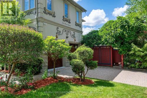 2 Bond Avenue, Toronto, ON - Outdoor