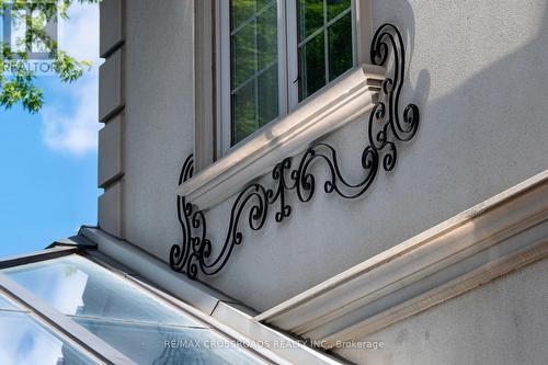 2 Bond Avenue, Toronto, ON - Outdoor