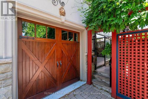 2 Bond Avenue, Toronto, ON - Outdoor