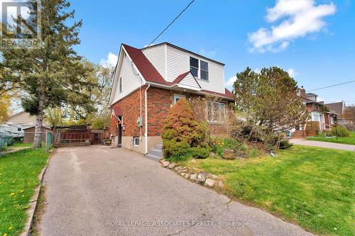 42 ROSSLAND ROAD W  Oshawa, ON L1G 2W1