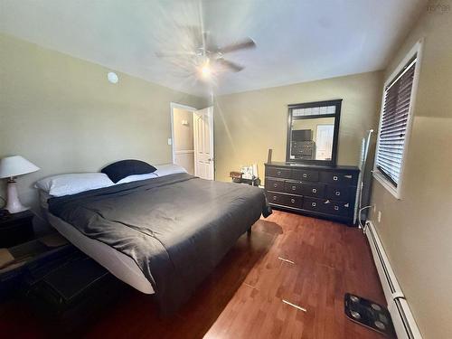 6 Beacon Street, Dartmouth, NS - Indoor Photo Showing Bedroom