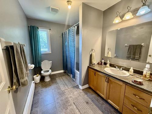 6 Beacon Street, Dartmouth, NS - Indoor Photo Showing Bathroom
