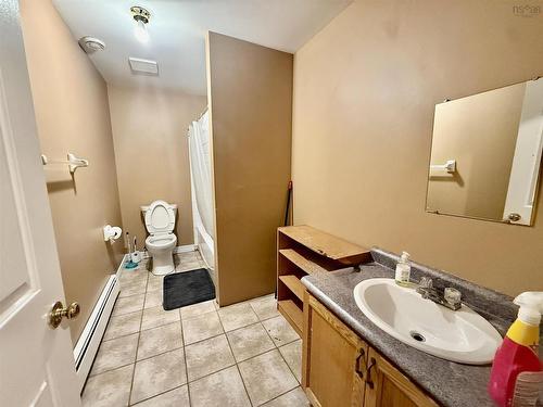 6 Beacon Street, Dartmouth, NS - Indoor Photo Showing Bathroom