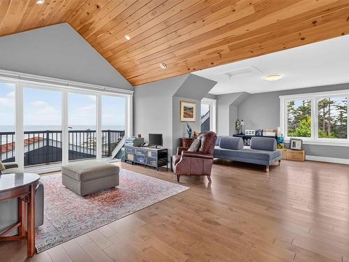 170 Edgewater Drive, White Point, NS - Indoor Photo Showing Living Room