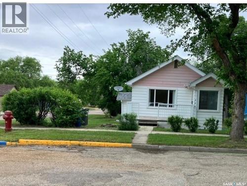 230 6Th Avenue W, Assiniboia, SK - Outdoor