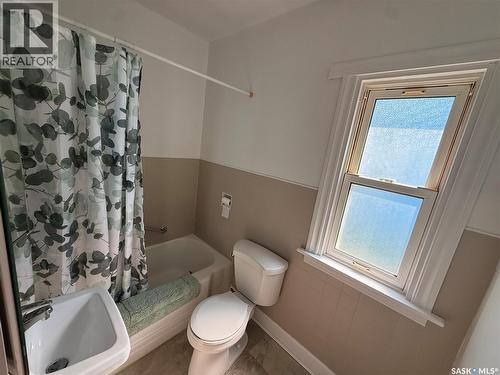 230 6Th Avenue W, Assiniboia, SK - Indoor Photo Showing Bathroom
