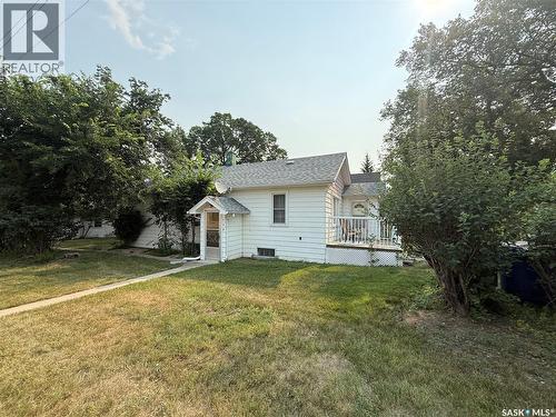 230 6Th Avenue W, Assiniboia, SK - Outdoor