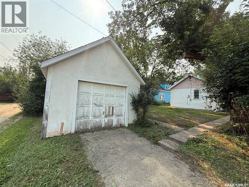 230 6Th Avenue W, Assiniboia, SK - Outdoor