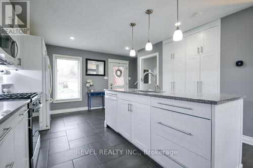 16 Sumac Crescent, Oro-Medonte, ON - Indoor Photo Showing Kitchen With Upgraded Kitchen